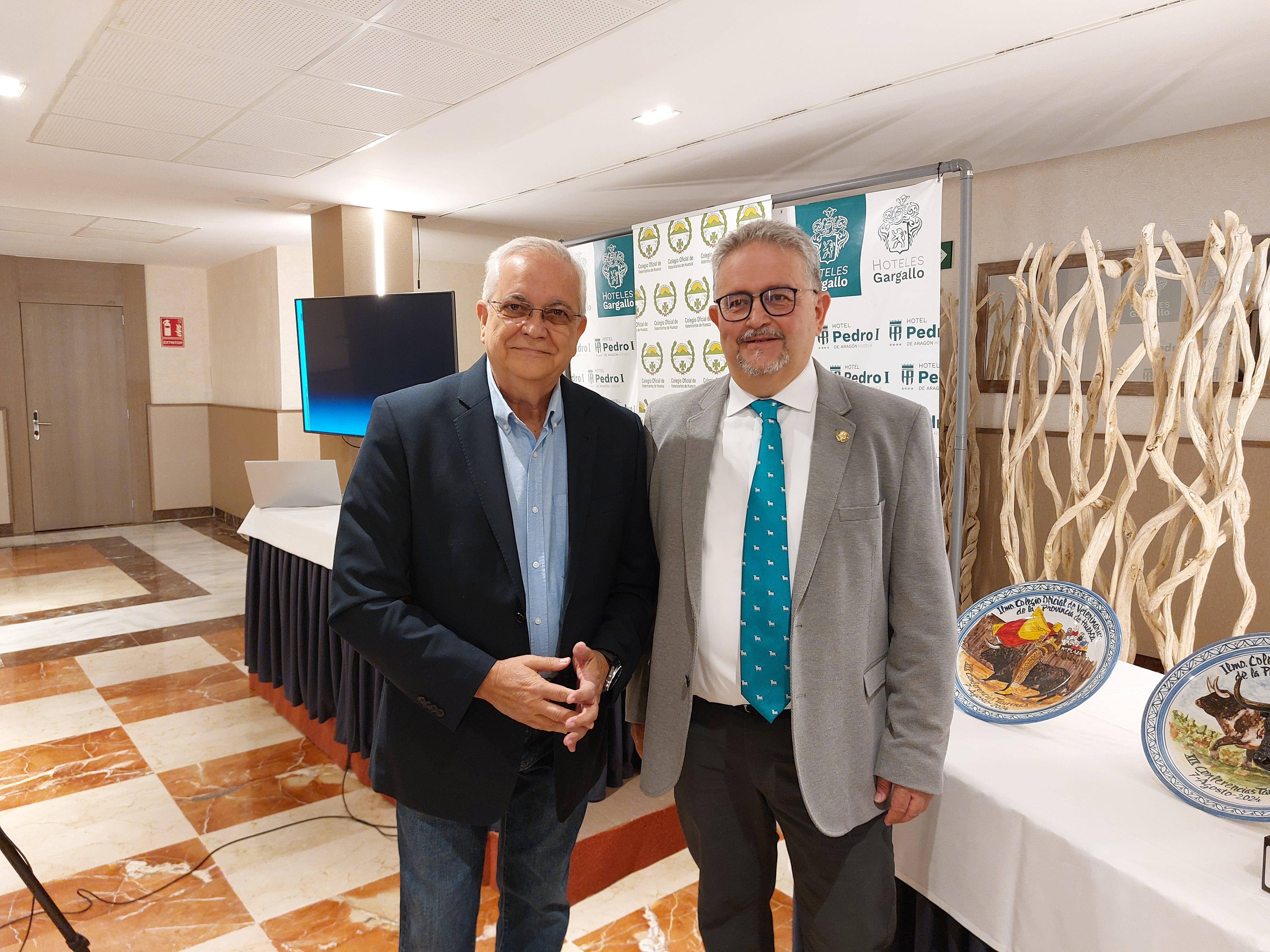 Miguel Ángel Moncholi con Fernando Carrera, presidente del Colegio de Veterinarios de la provincia de Huesca