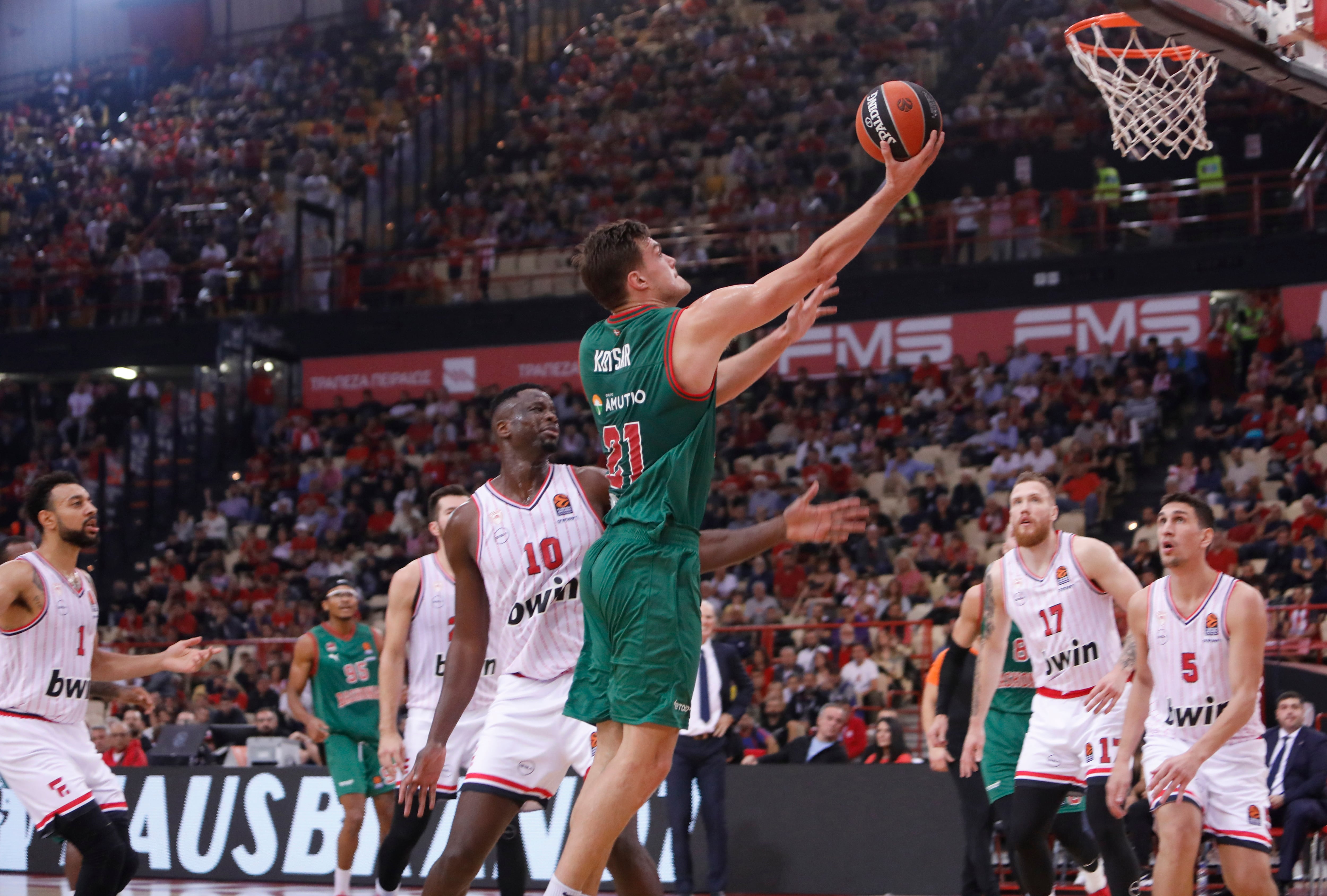 Piraeus (Greece), 09/11/2023.- Olympiacos&#039; player Moustapha Fall (L) in action against Maik Kotsar (R) of Baskonia during the Euroleague basketball match between Olympiacos Piraeus and Baskonia Vitoria-Gasteiz, in Piraeus, Greece, 09 November 2023. (Baloncesto, Euroliga, Grecia, Pireo) EFE/EPA/PETE ANDREOU
