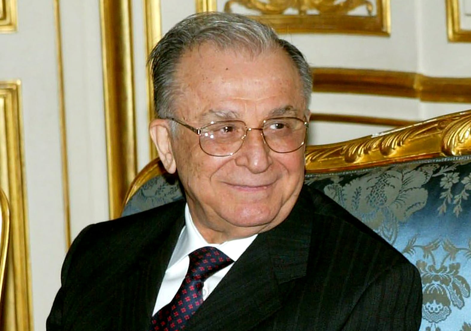 El expresidente rumano Ion Iliescu durante una reunión en el Palacio Matignon de París el jueves 20 de noviembre de 2003.