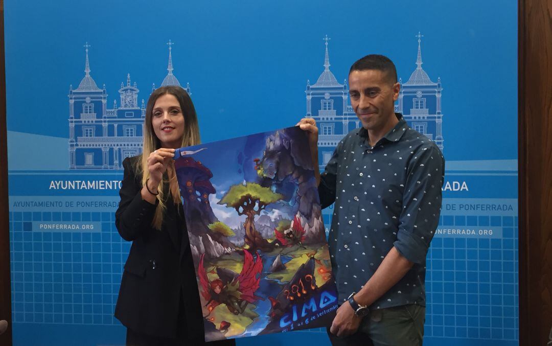 La concejala de fiestas, Lorena Valle, y el coordinador de CIMA, Miguel Ángel Marques, con el cartel ganador.