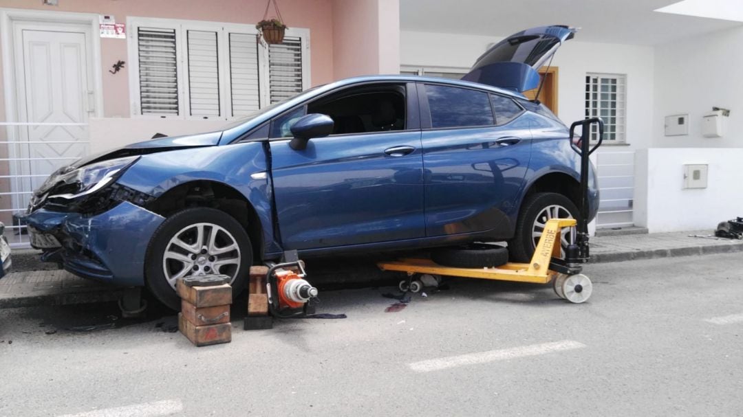 El vehículo que atropelló al fallecido, una vez levantado con un gato.