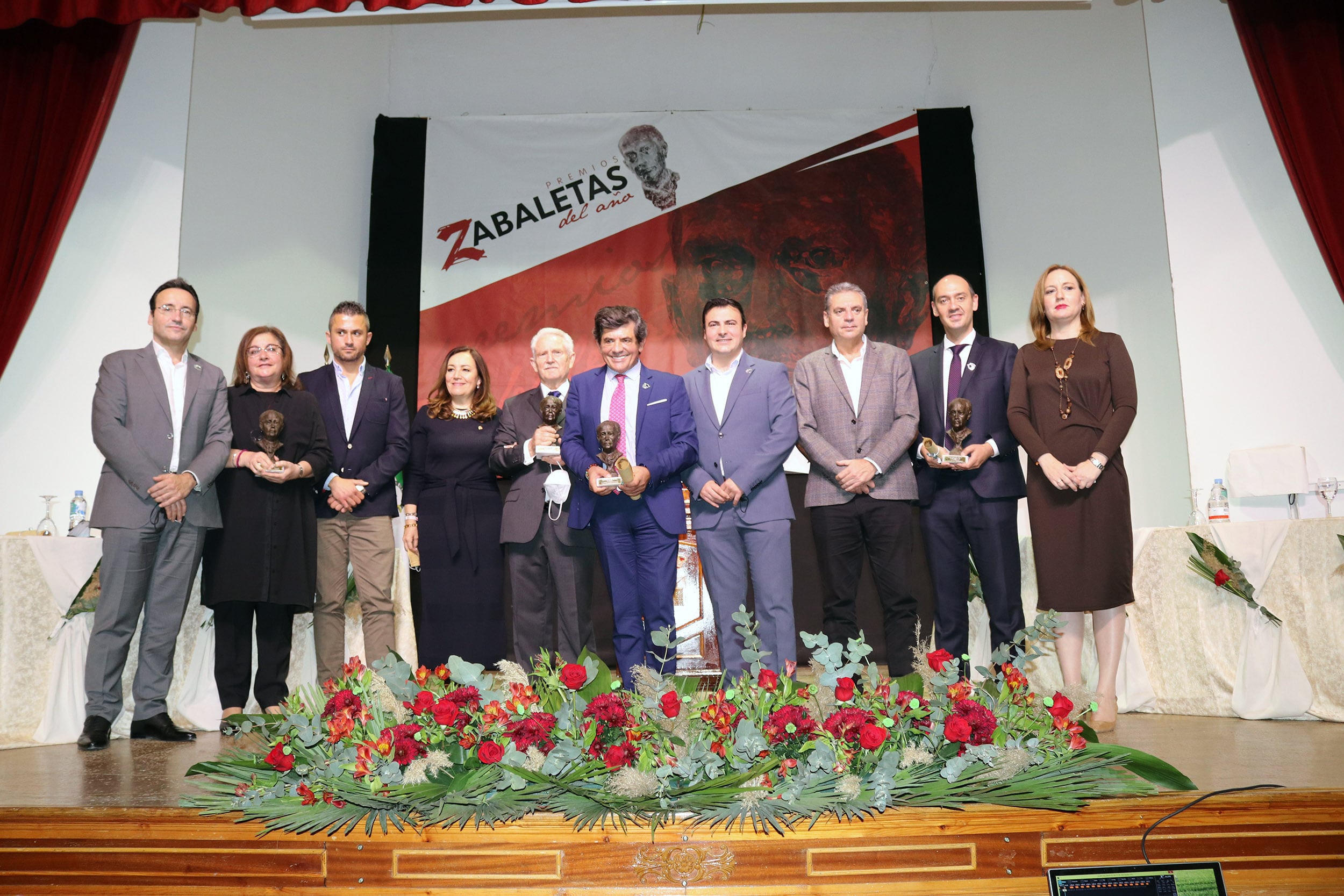 Foto de familia de las autoridades y premiados con los galardones Zabaleta.