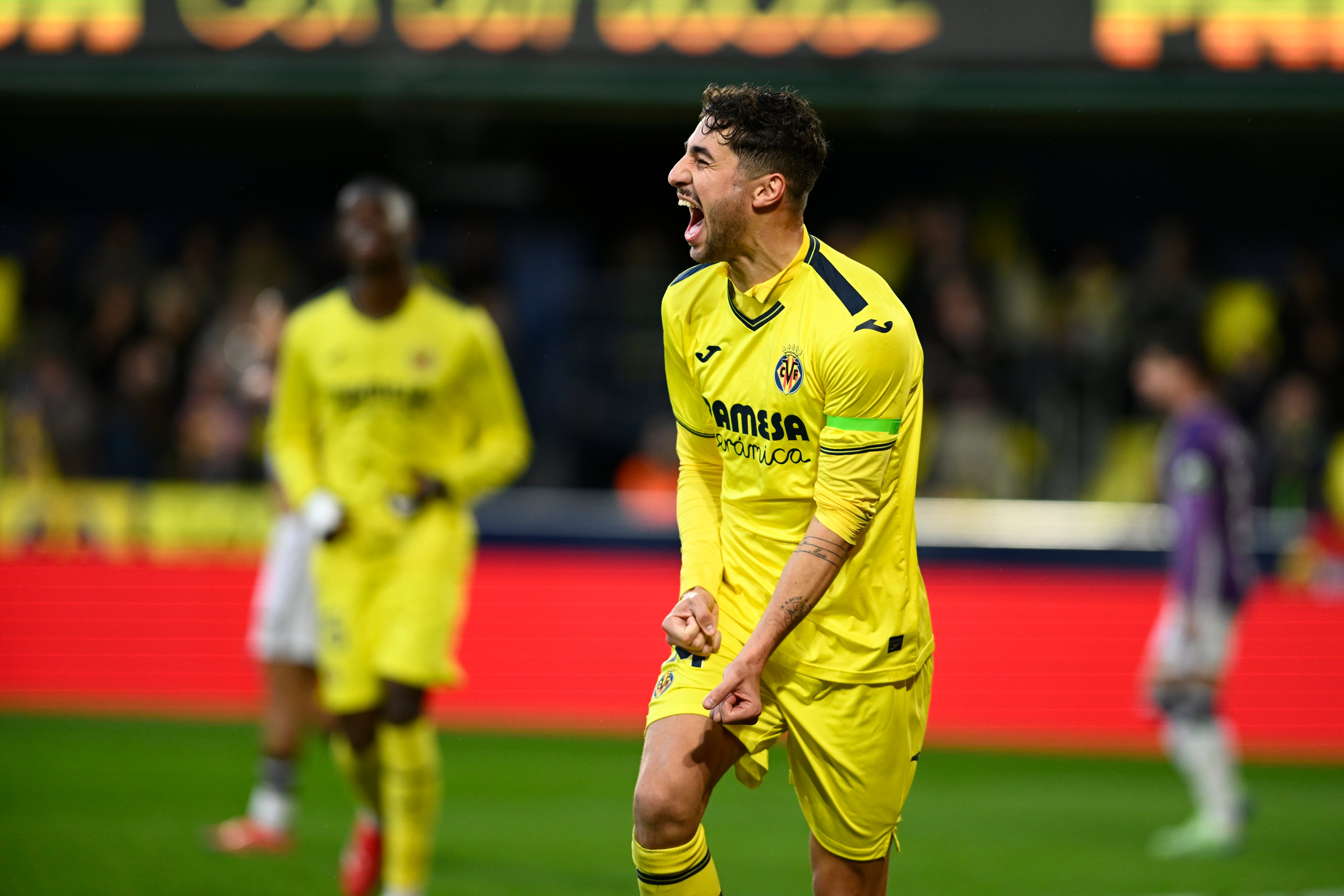 VILLARREAL (CASTELLÓN), 01/02/2025.- El centrocampista del Villareal Santi Comesaña celebra el tercer gol de su equipo durante el partido de LaLiga entre el Villarreal y el Valladolid, este sábado en el estadio de la Cerámica. EFE/ Andreu Esteban
