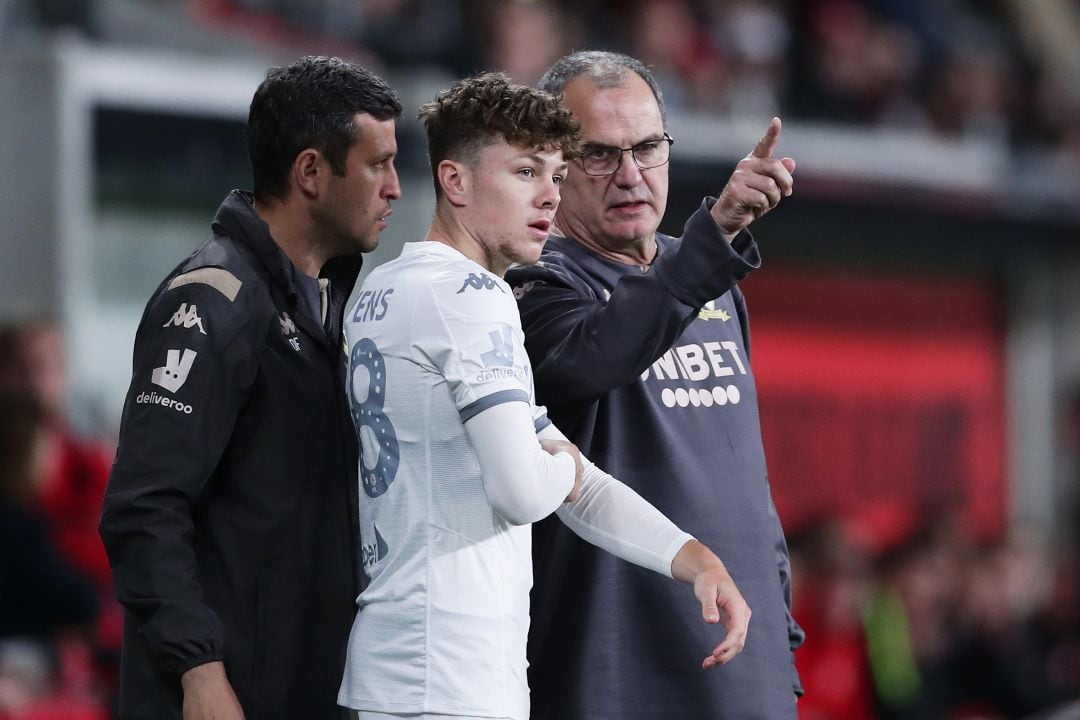 Jordan Stevens y Marcelo Bielsa durante un partido del Leeds.