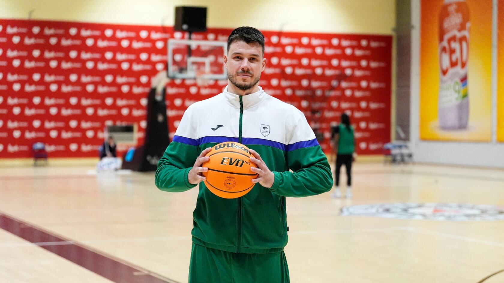 Barreiro posa con un balón de la BCL en la pista de entrenamiento del Belgrado Arena