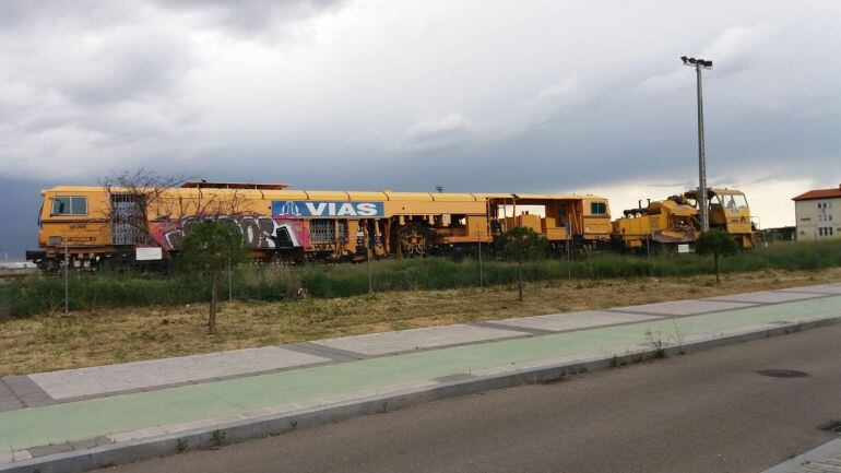 Maquinas trabajando en el tramo de vía férrea de la estación de El Montecillo de Aranda