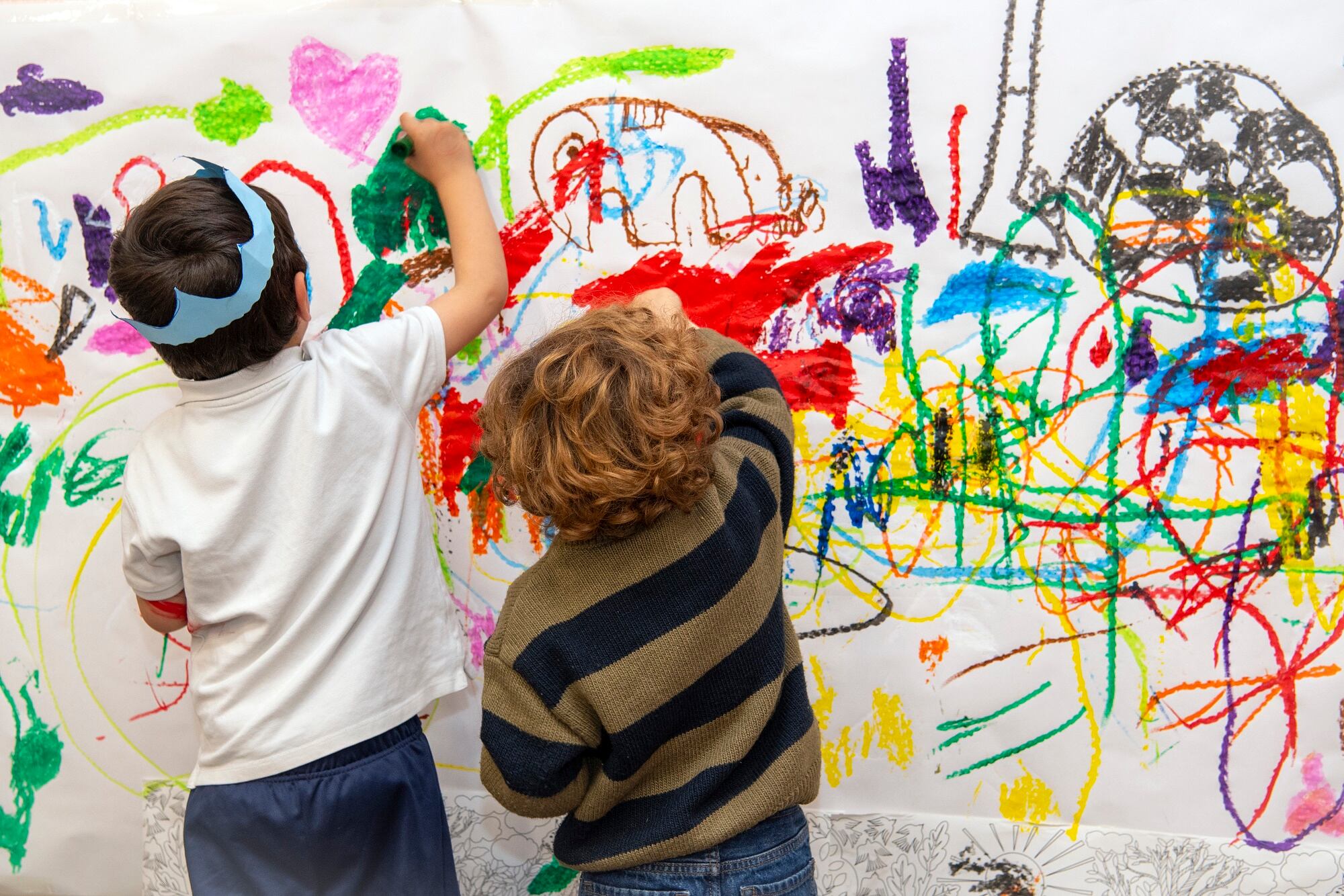 Dos niños en el centro de sanitario