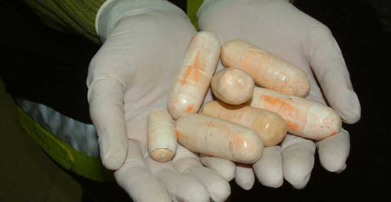 Imatge d'arxiu que mostra cilindres de cocaïna que duien passatgers dins del seu cos i que van ser intervinguts per la Guàrdia Civil al Prat