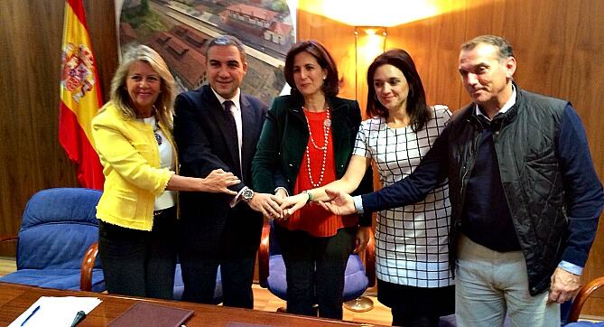 Las autoridades en la sede del Ministerio de Turismo, en Madrid, tras la firma del acuerdo.