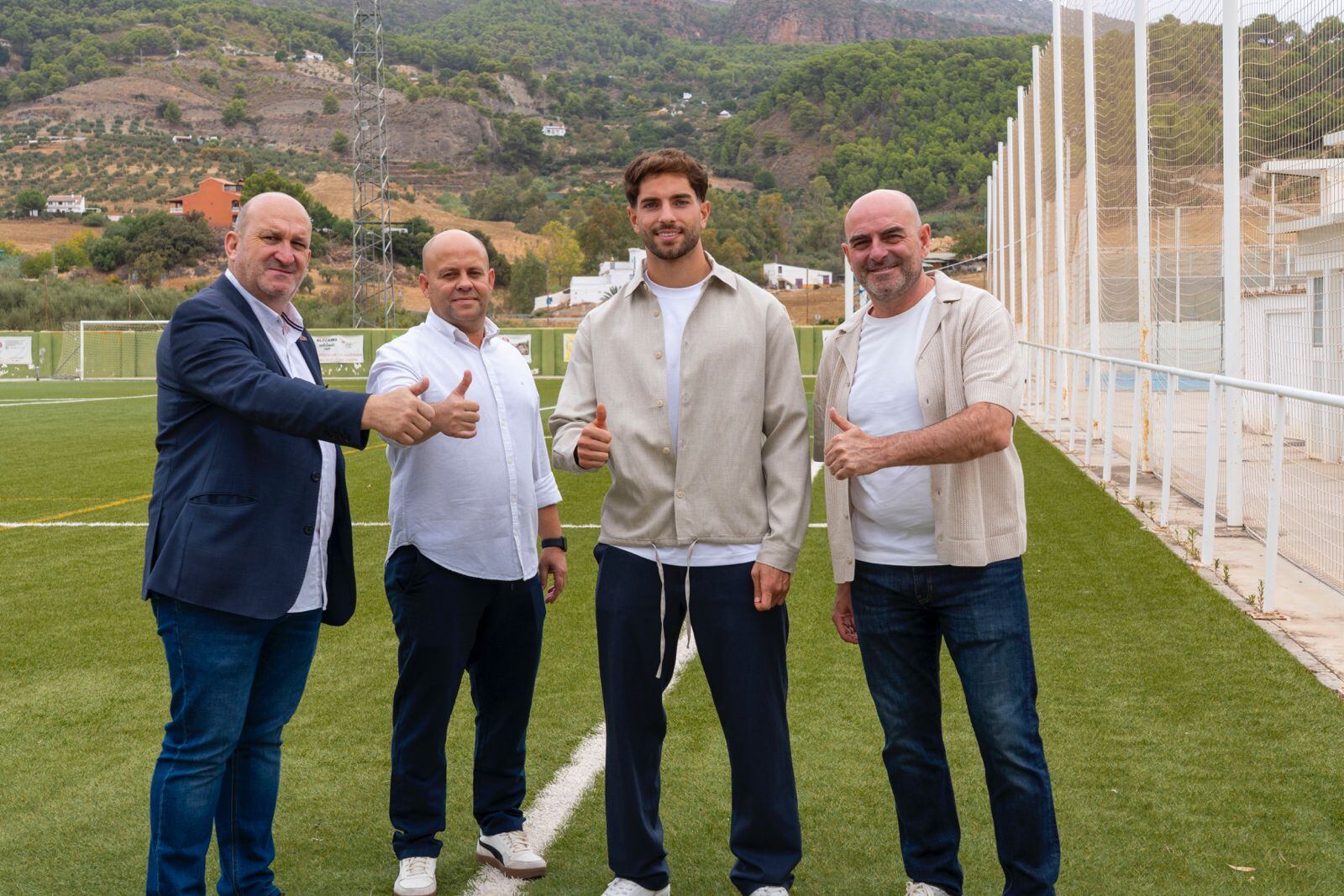 Un momento de la visita del jugador Javi con parte de la representación del Ayuntamiento de Alozaina (Málaga) en el propio campo de fútbol