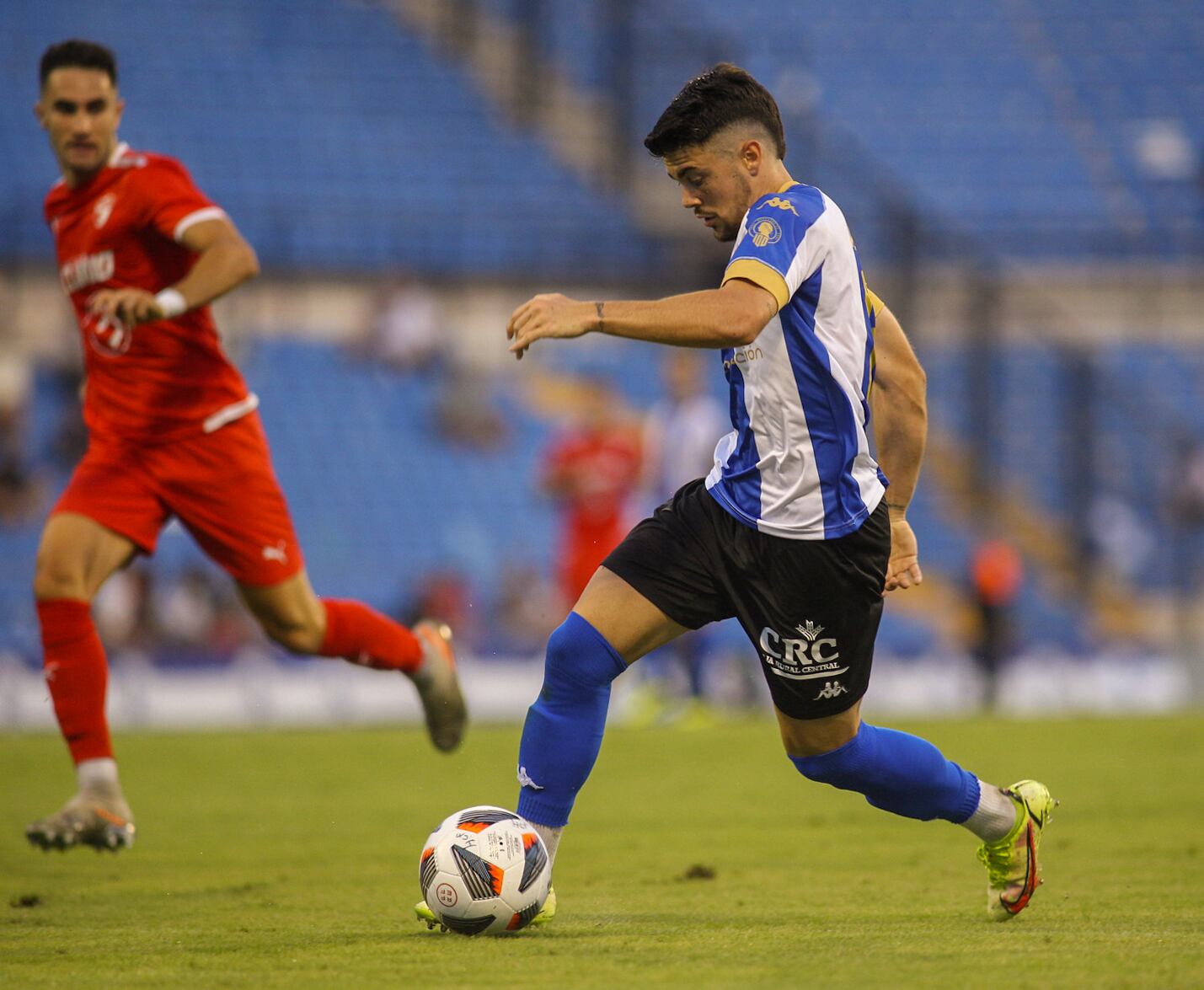 Alvarito, jugador del Hércules CF, frente al CD Ebro en el Rico Pérez