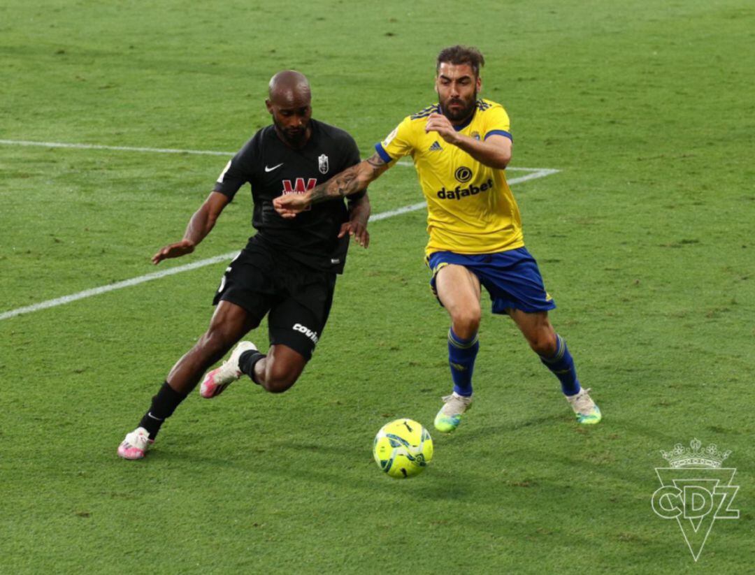 Perea gana una disputa al lateral del Granada en un enfrentamiento entre los dos equipos en el Nuevo Mirandilla