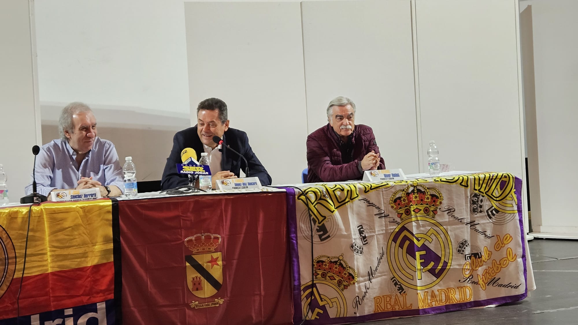 Intervención de Tomás Roncero, en la presentación del libro, acompañado por el presidente de la Peña Madridista, José Sánchez y Antonio Oliver