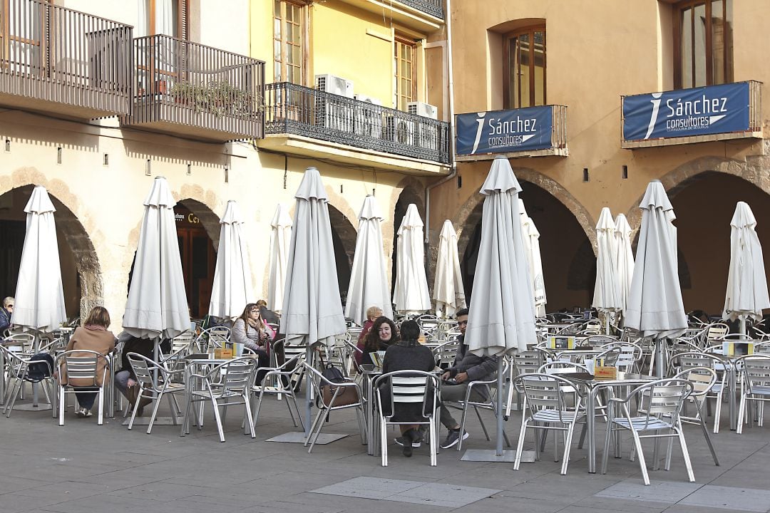 Terraza de un bar en la plaza Mayor de Vila-real