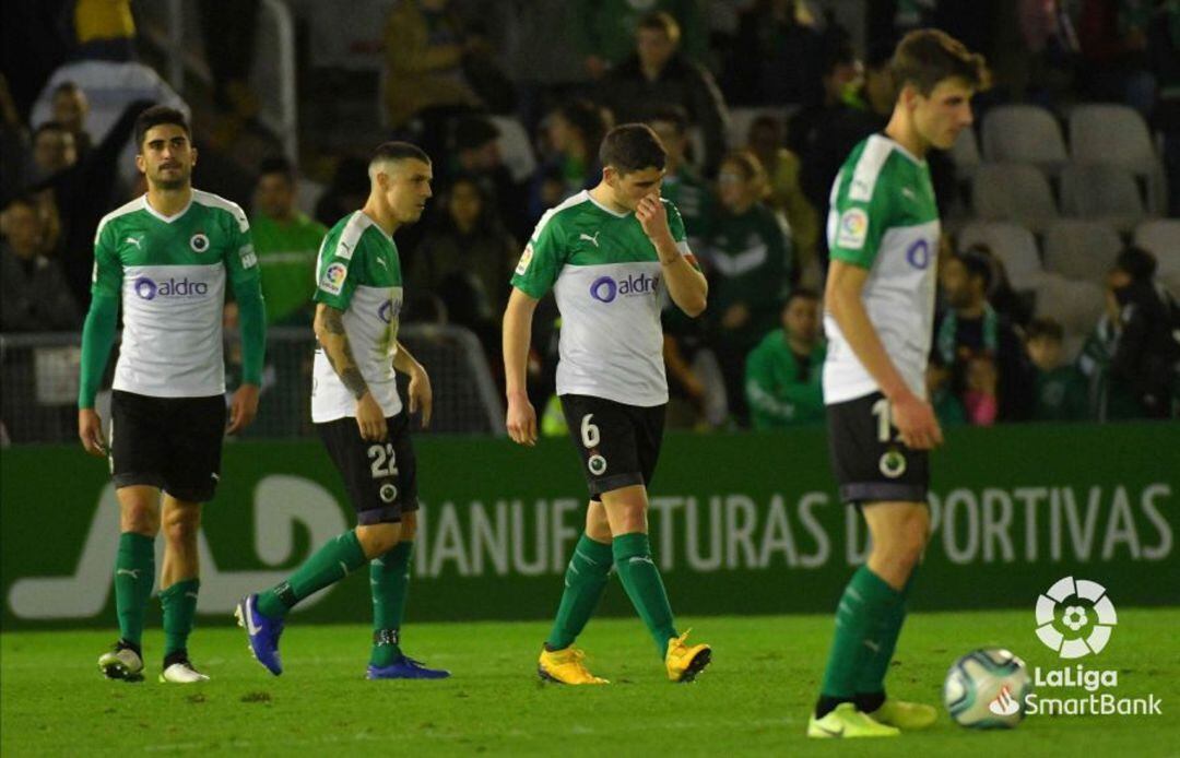 Los jugadores del Racing se lamentan tras el 2º gol del Sporting