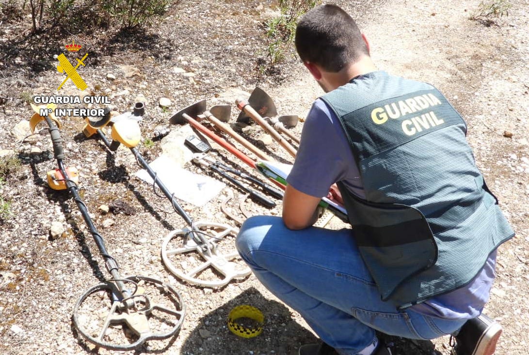 Un agente del SEPRONA con los efectos incautados en la zona de Petavonium, en el Valle de Vidriales