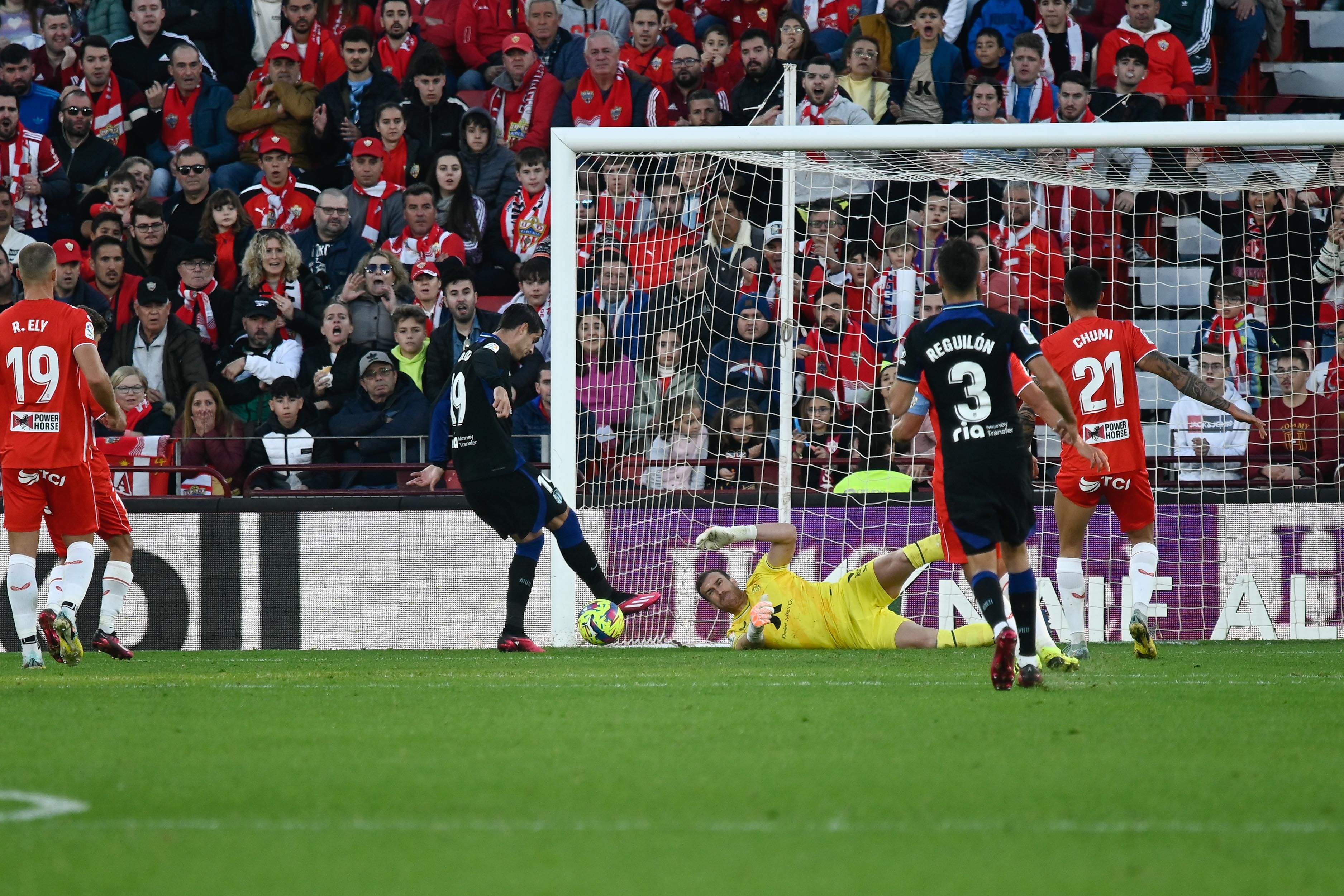 Fernando evitando el gol de Morata en la segunda parte.