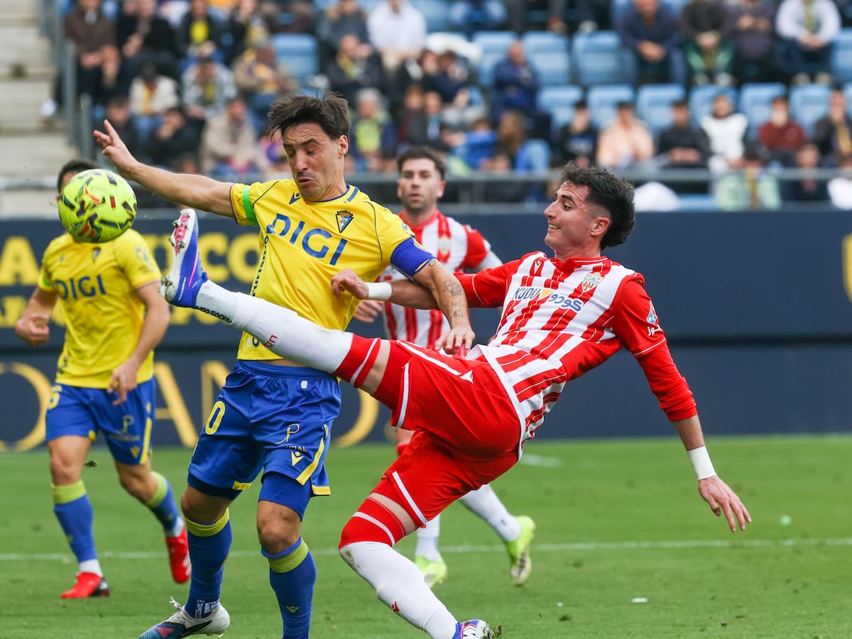 Un mal inicio condena a un Cádiz CF poco acertado ante el Almería