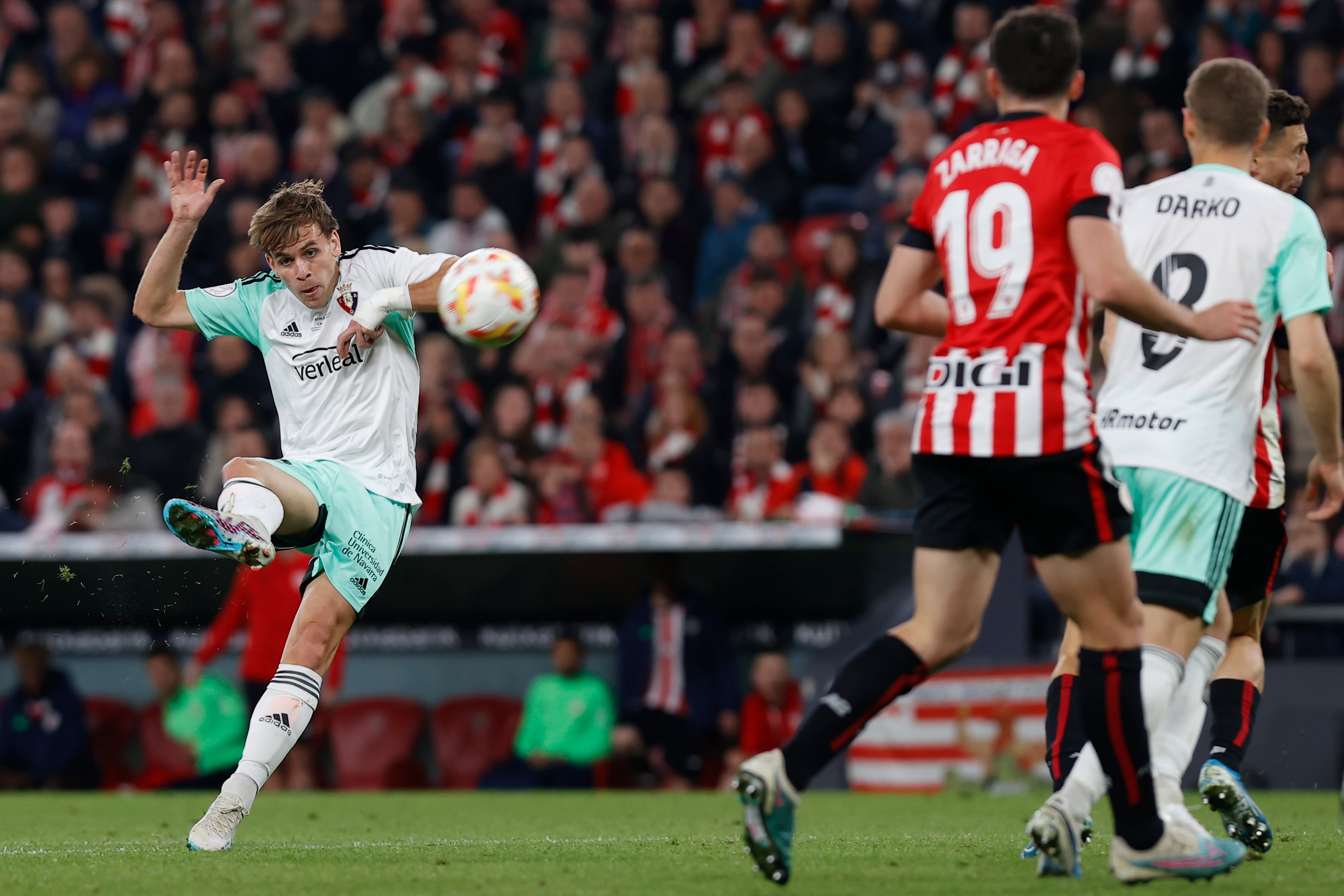 BILBAO (VIZCAYA), 04/04/2023.- El defensa del CA Osasuna Pablo Ibáñez (i) dispara a puerta lo que será el gol de su equipo, durante el partido de vuelta de semifinales de la Copa del Rey que Athletic Club de Bilbao y Atlético Osasuna disputan hoy martes en San Mamés. EFE/ Miguel Toña
