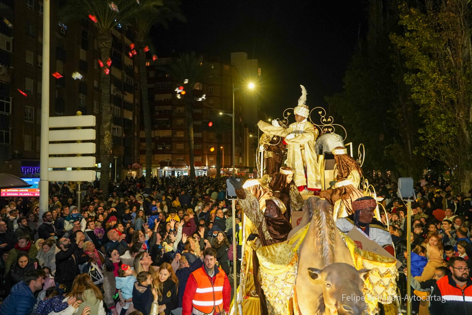 La Cabalgata de Reyes Magos más multitudinaria recorre las calles de Cartagena