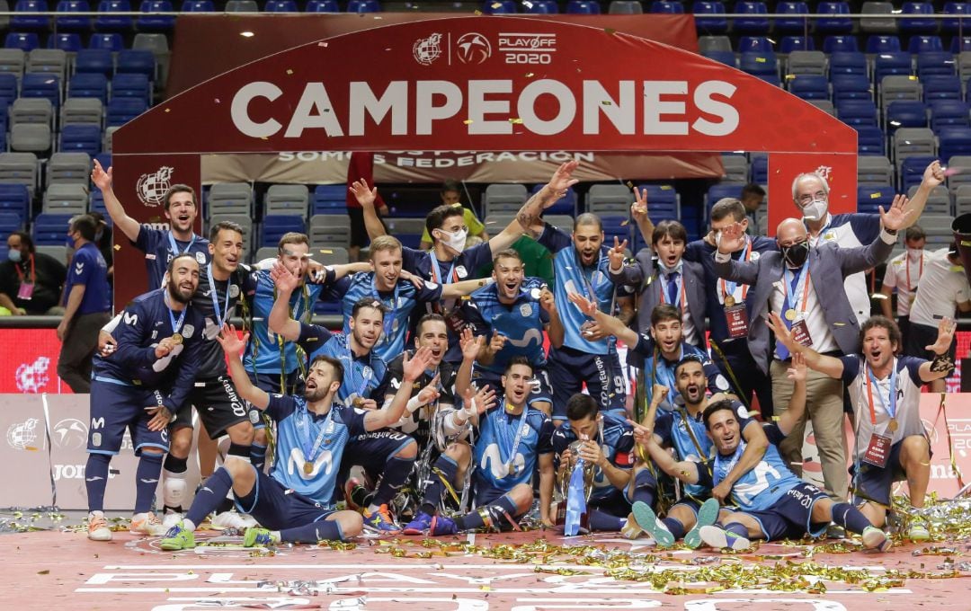 Los jugadores del Movistar Inter celebran su título de Liga conquistado en la final ante el Viña Albali Valdepeñas.