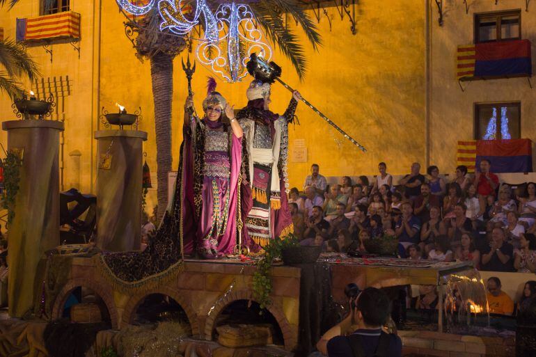 El Capitán Moro y la Sultana en la plaza de Baix