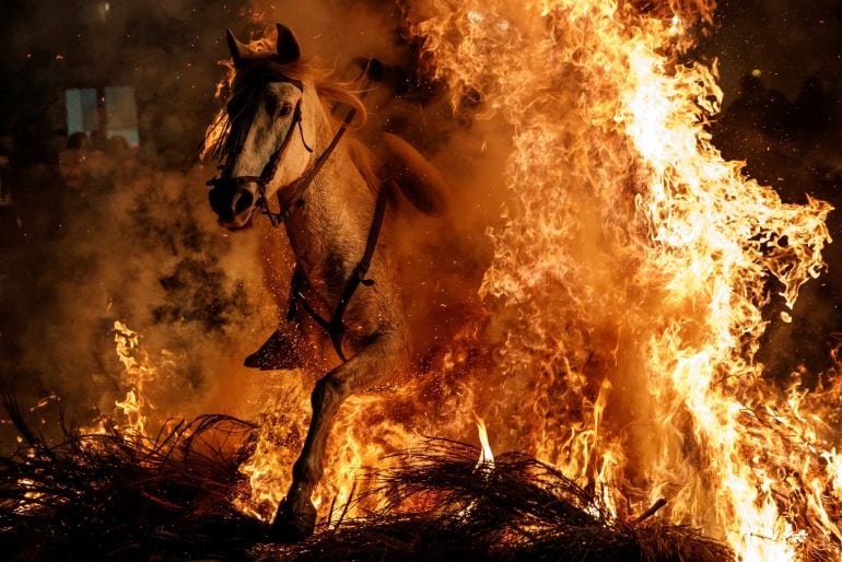 Un jinete atraviesa el fuego en San Bartolomé de Pinares