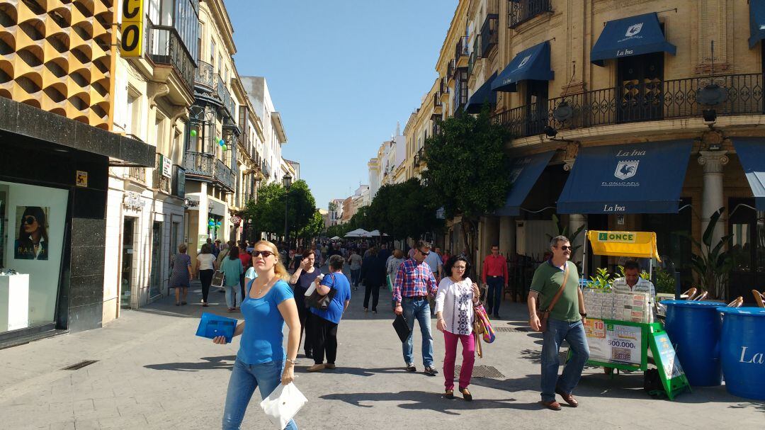 Habitantes de Jerez paseando por la calle Larga