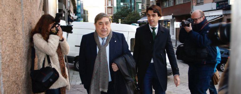 El expresidente del Deportivo Augusto César Lendoir, a su llegada a los Juzgados de A Coruña donde hoy declara en calidad de investigado tras el caso abierto por presuntos delitos socieltarios.