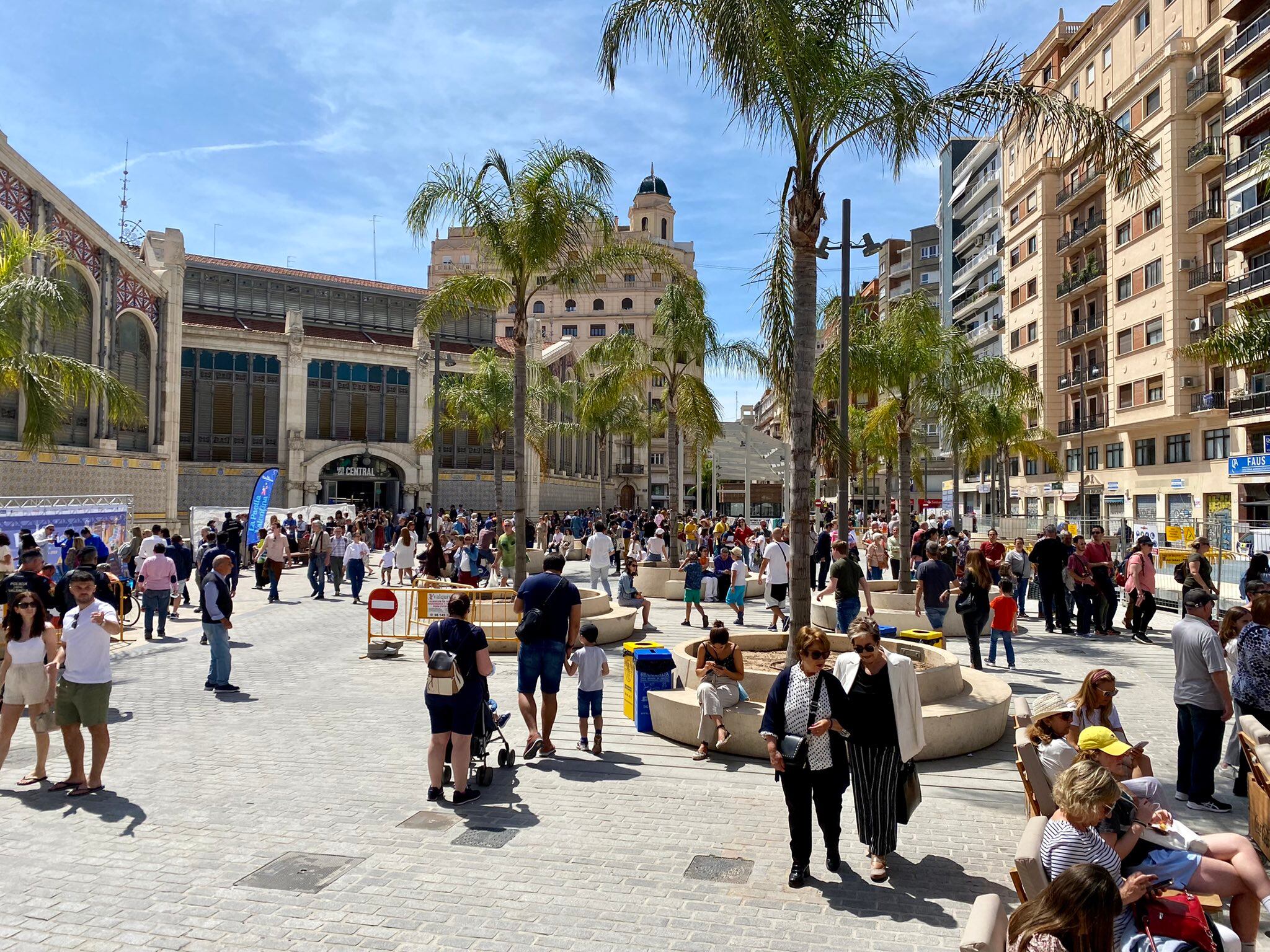 Las obras de la remodelación de la plaza del Mercado de València y el entorno de la Lonja están ya a punto de terminar.