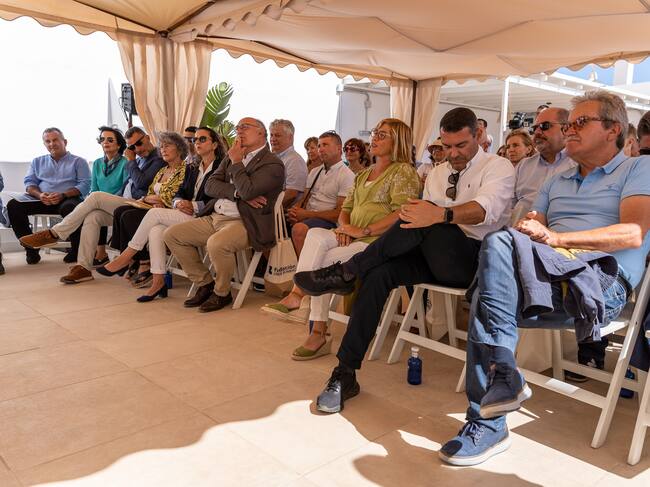 Autoridades asistentes a la presentación.