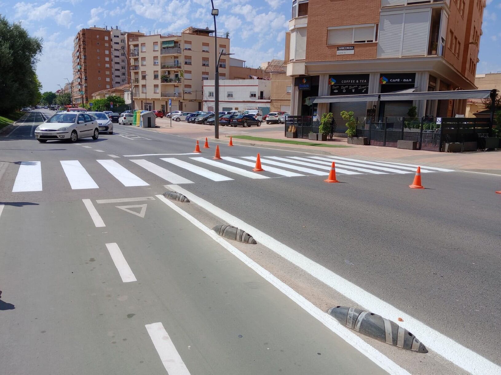 El Ayuntamiento de Lorca aprovecha agosto para hacer un repintado en la señalización vial de algunas calles de la ciudad .