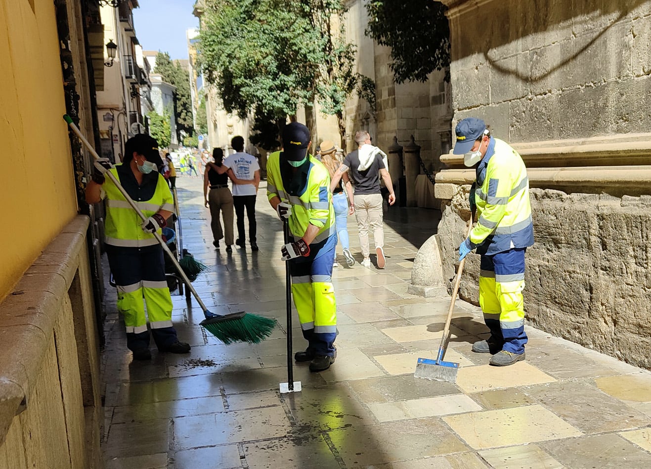 Y tras la última procesión, ha llegado de forma inmediata la limpieza de la cera en el centro de Granada por operarios municipales de INAGRA