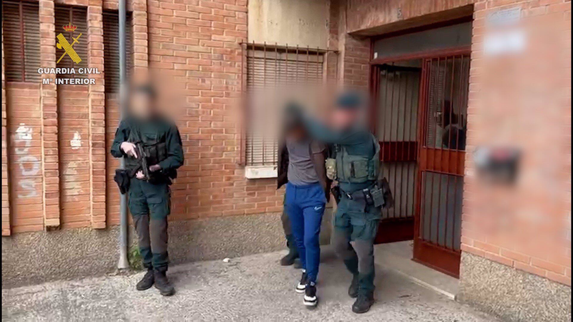 17/04/2025 Detenida una pesona en Murcia por actividades vinculadas al terrorismo yihadista.

Agentes de la Guardia Civil han detenido a una persona por la presunta comisión de delitos de terrorismo en la provincia de Murcia. El detenido es seguidor de los postulados de las diferentes organizaciones terroristas como DAESH desde 2019 y, de manera más reciente, había radicalizado su comportamiento y actividad. La detención se ha realizado bajo la dirección del Juzgado Central de Instrucción nº 2 y de la Fiscalía de la Audiencia Nacional.

SOCIEDAD 
GUARDIA CIVIL
