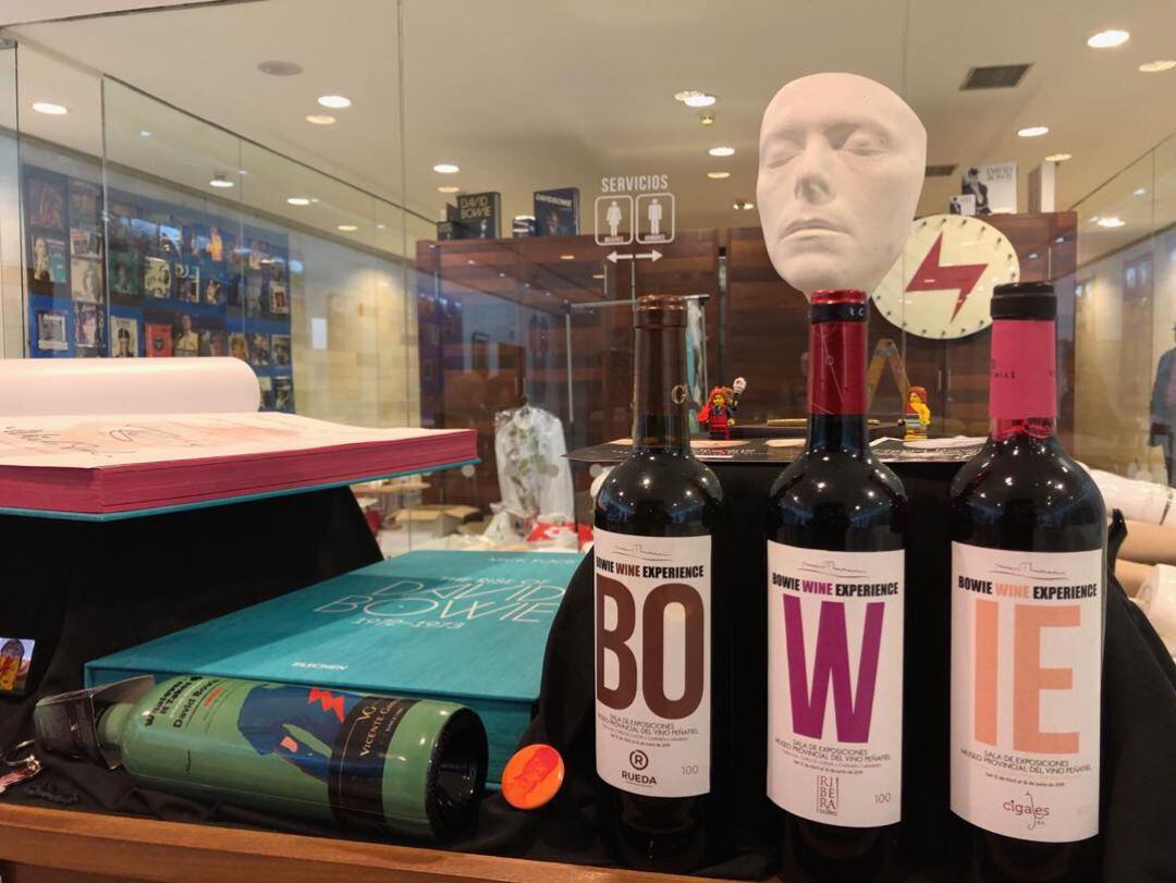 Parte de la muestra junto con el vino edición limitada creado para la ocasión