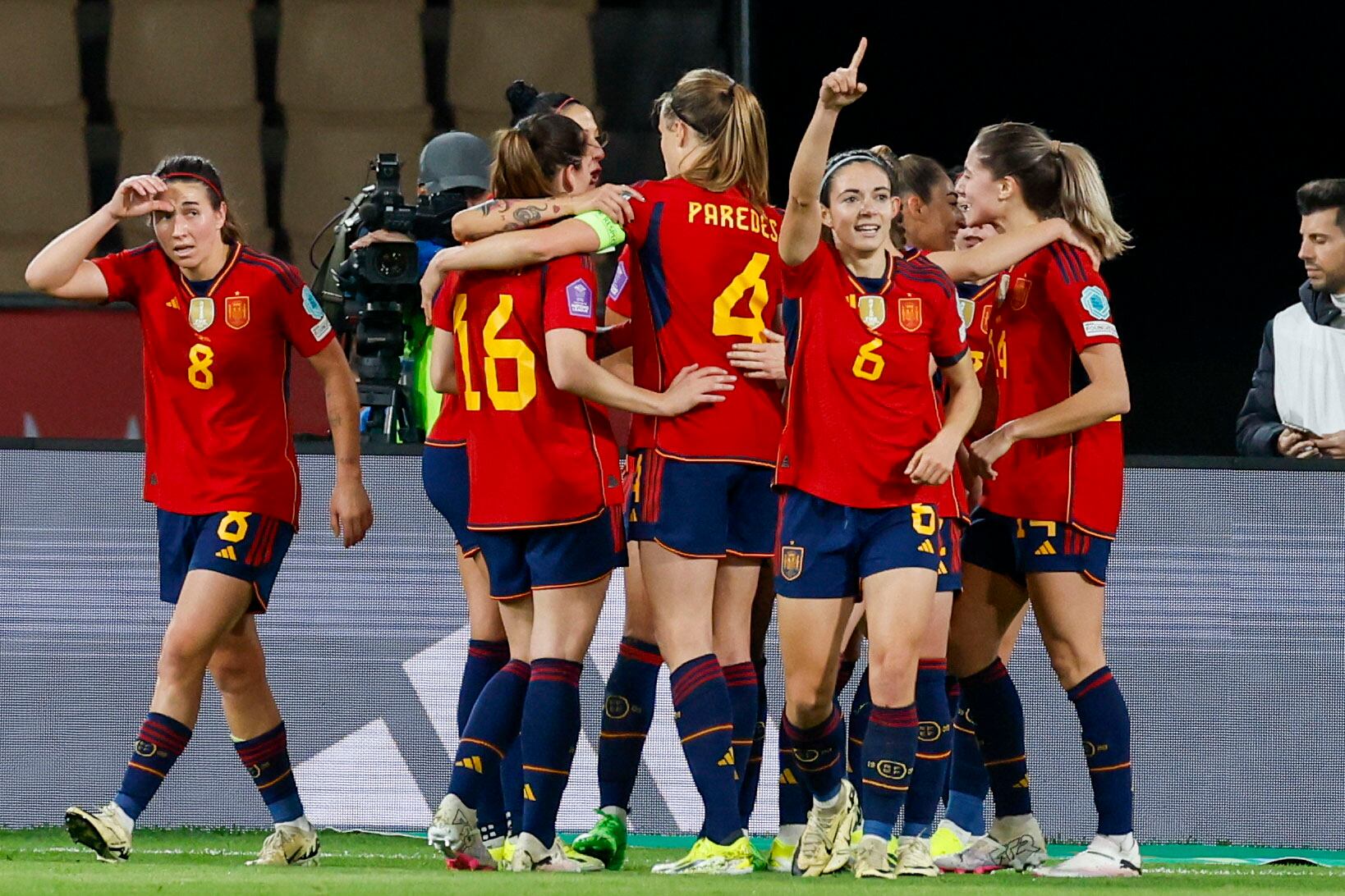 SEVILLA, 28/02/2024.- La centrocampista de la selección española Aitana Bonmatí (c-d) celebra con sus compañeras tras marcar el 1-0 durante la final de la Liga de Naciones Femenina entre España y Francia, este miércoles en el Estadio de La Cartuja en Sevilla. EFE/Julio Muñoz