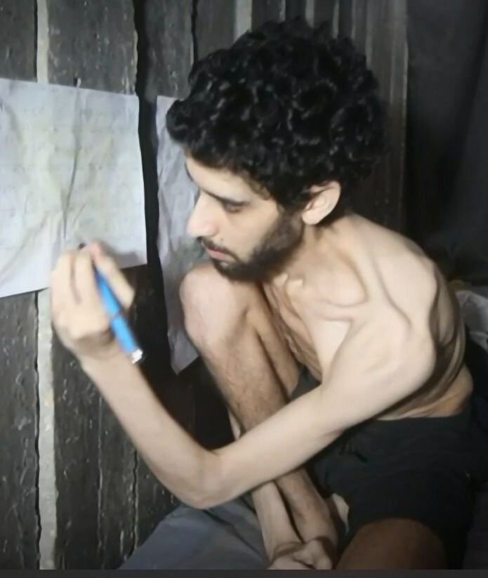 JERUSALÉN, 02/08/2025.-El brazo armado de Hamás, las Brigadas Al Qasam, difundió este sábado un nuevo vídeo del rehén israelí Evyatar David, de quien ya publicaron imágenes el viernes (en la imagen) mostrando su extrema delgadez, en el que cava su propia tumba dentro de un túnel en la Franja de Gaza. "Lo que estoy cavando es mi propia tumba", dice David, de 24 años, mientras utiliza una pala contra la tierra dentro de túnel en la Franja de apenas un metro de ancho. "El tiempo se agota", añade. EFE/ Foro de Familias de Rehenes y Desaparecidos***SOLO USO EDITORIAL/SOLO DISPONIBLE PARA ILUSTRAR LA NOTICIA QUE ACOMPAÑA (CRÉDITO OBLIGATORIO)***