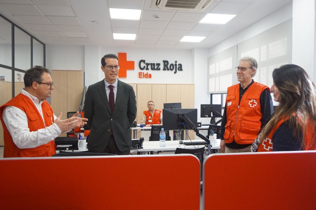 El alcalde de Elda visita a los empleados en Cruz Roja