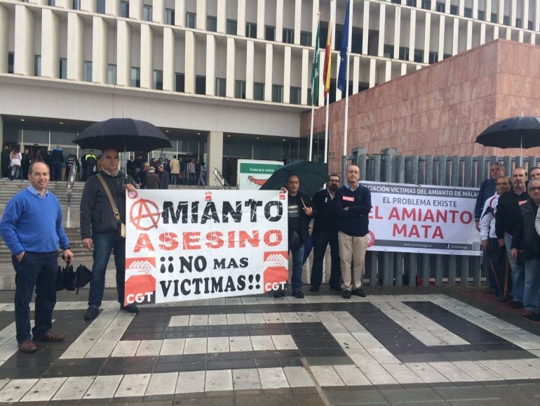 Trabajadores y afectados por el amianto en Málaga.