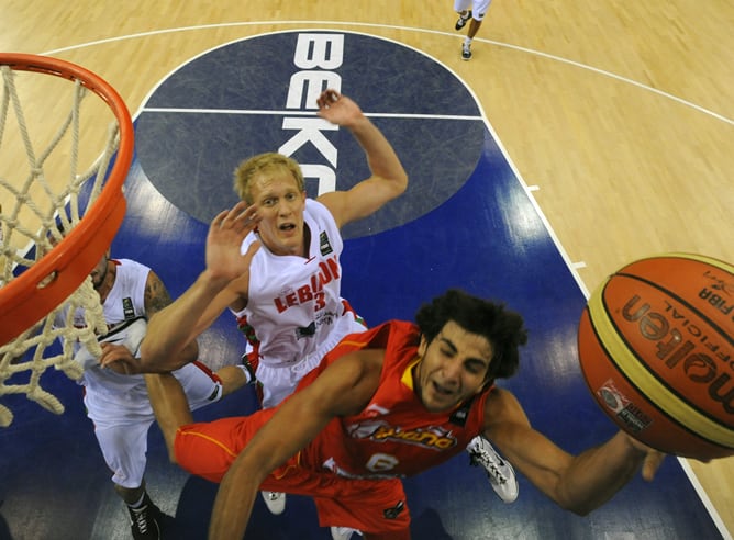 Ricky Rubio intenta hacer una bandeja frente a dos jugadores libaneses