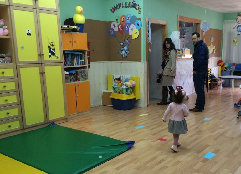 Unos padres visitan una de las Escuelas Infantiles con su hija