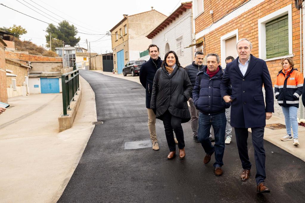 El alcalde de Zaragoza, Jorge Azcón, en la calle Campamento del barrio de Juslibol