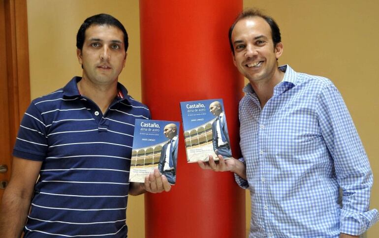 El torero Javier Castaño (izquierda) y el periodista taurino, autor del libro Javier Lorenzo