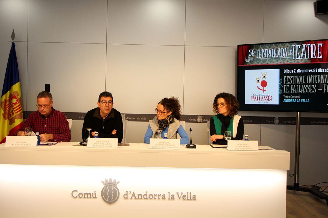 El cap d'àrea de Cultura d'Andorra la Vella, Jan Cartes (e); el conseller de Cultura i Promoció Turística d'Andorra la Vella, Miquel Canturri (c); la consellera de Cultura i Educació de Sant Julià de Lòria, Sonia Carrillo (c) i la cap de Cultura laurediana, Laura Rogé (d), en la roda de premsa per presentar la temporada.