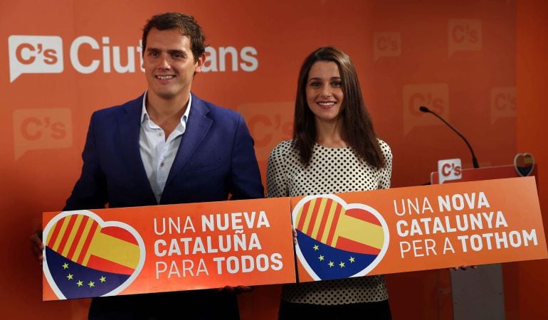 GRA034. BARCELONA, 24/08/2015.- El presidente de Ciudadanos, Albert Rivera, y la candidata de esta formación a la presidencia de la Generalitat, Inés Arrimadas, durante la presentación hoy en Barcelona del lema de la campaña, durante la cual Rivera ha dicho que el PP y el PSOE "no tienen credibilidad para encabezar" las reformas que necesita España porque "no se las creen", y ha denunciado que la justicia española se ha convertido en una "ventanilla" del ministerio debido a su "politización". EFE/Toni Albir