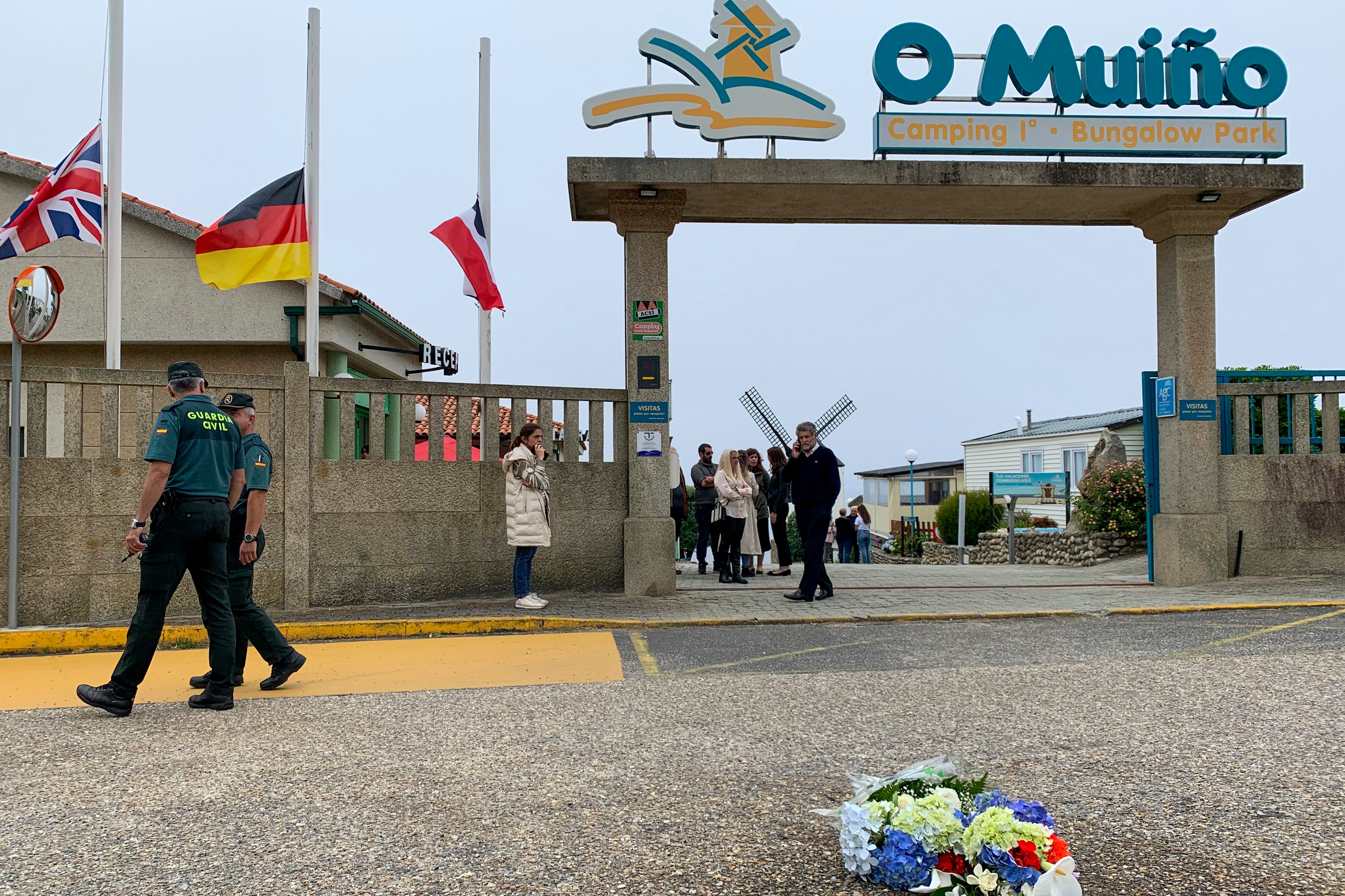 OIA (PONTEVEDRA), 04/06/2023.- Camping de O Muiño, en la localidad pontevedresa de Oia, donde centenares han mostrado su repulsa ante el crimen machista de Ana Vanesa S. P., que fue asesinada este sábado a tiros por su expareja, un guardia civil que tras huir se quitó la vida. EFE/ Josechu Ortiz
