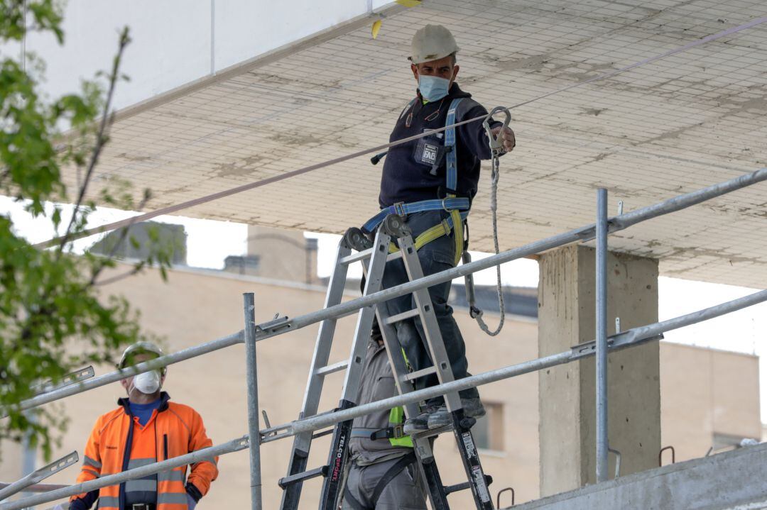 Varios trabajadores de una empresa de hierros del Polígono Industrial Prado Overa trabajan en la construcción de un edificio el día en el que se reactiva la actividad laboral no esencial en las empresas cuyos empleados no puedan teletrabajar
