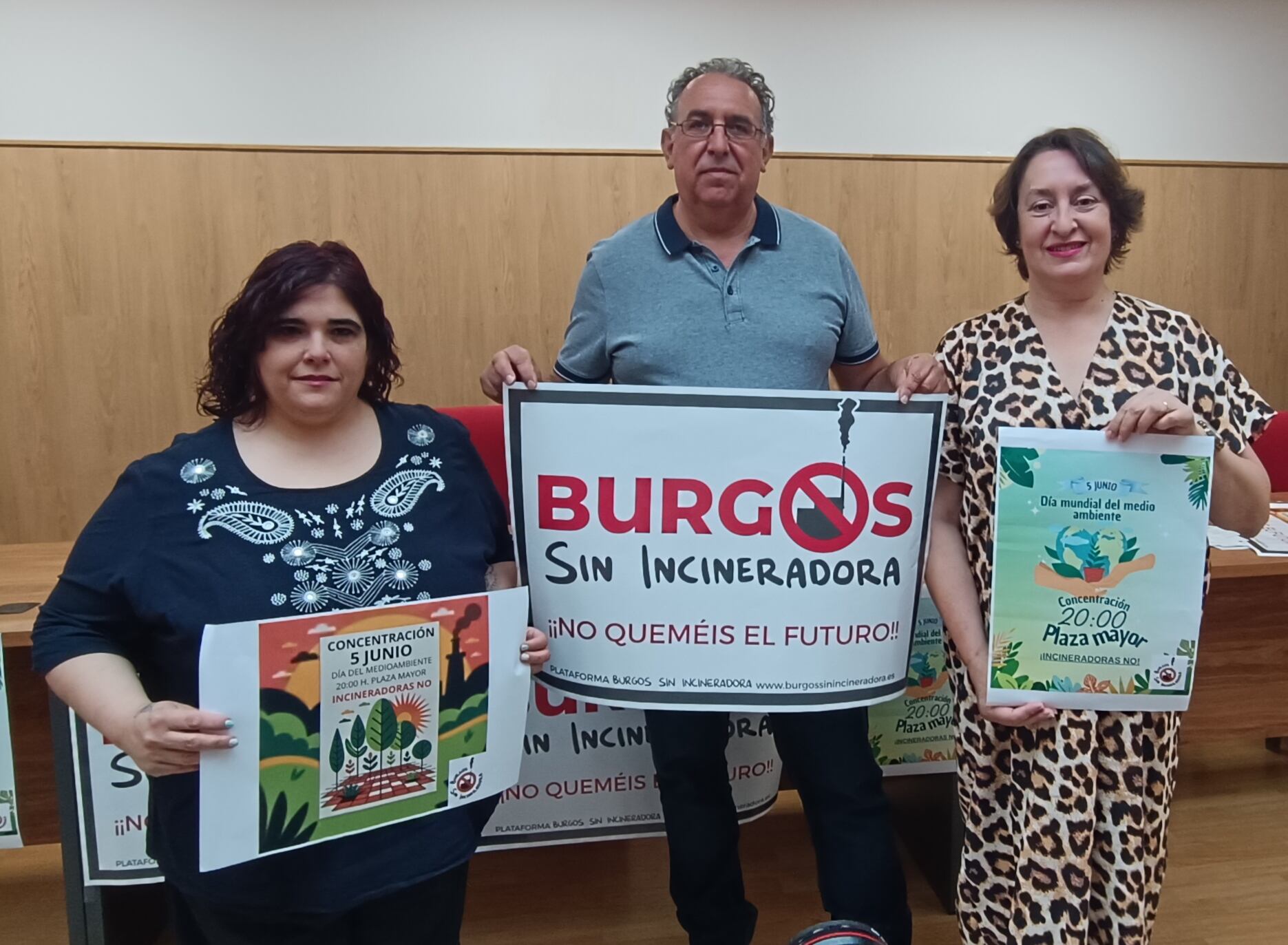 José Luis Rubio, presidente de la Asociación Cortes siglo XXI, entre la alcaldesa de Cardeñadijo, Mariela Grijalbo (dcha) y la portavoz vecinal de Cortes, Carolina Ludueña