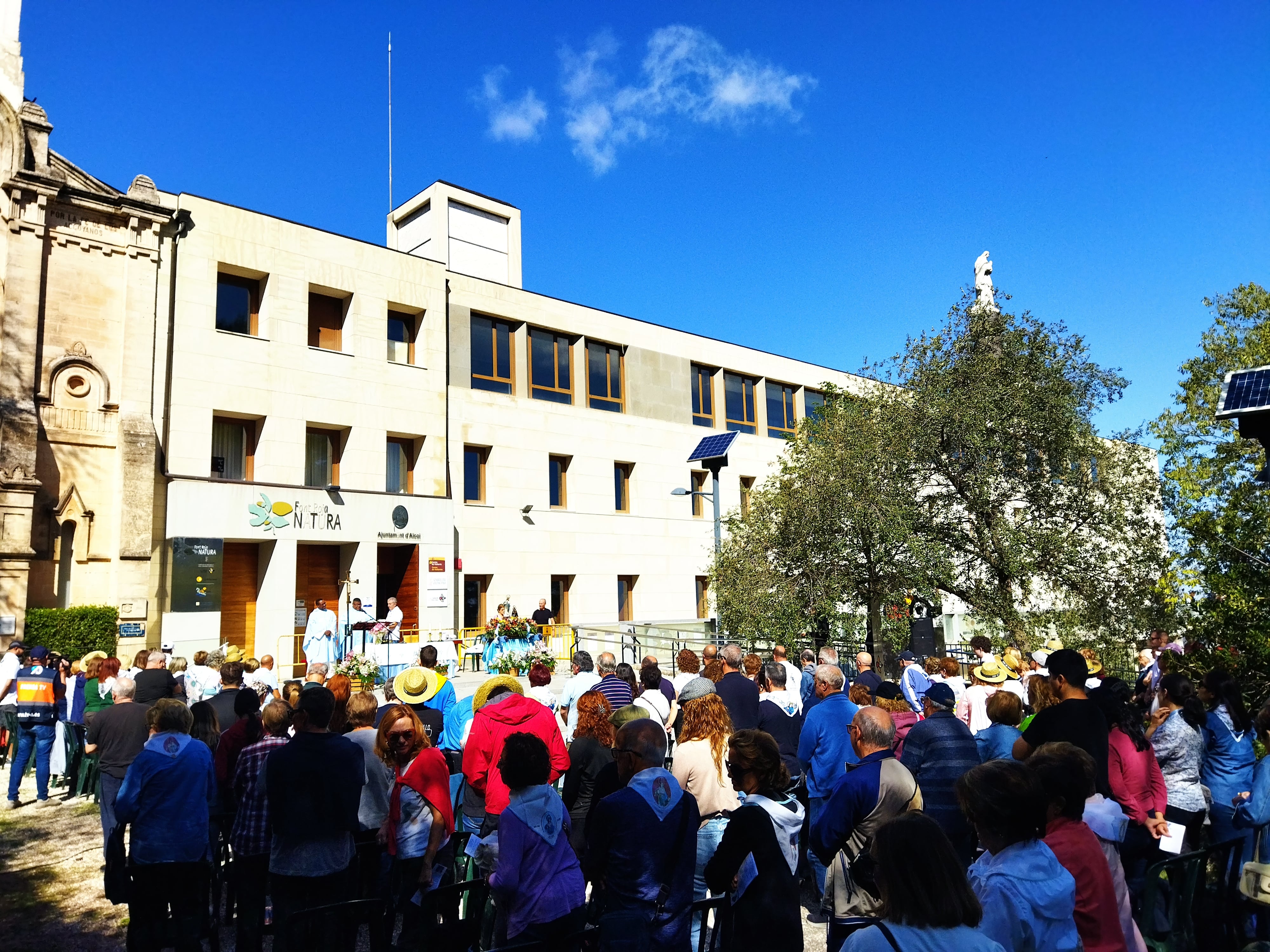 Un momento de la misa celebrada este mediodía en la explanada del Santuario de la Font Roja.