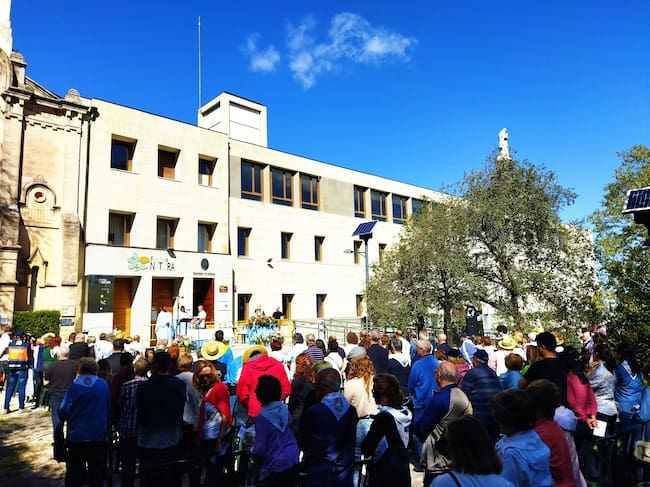 Un momento de la misa celebrada este mediodía en la explanada del Santuario de la Font Roja.
